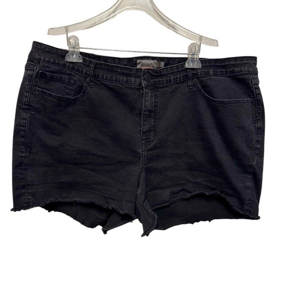 Torrid Plus Size Mid-Rise Mid Shorts Plus Size Black Raw Edges 24 - Picture 1 of 8